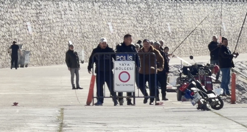 Bu da selam kavgası karakolda bitti: Limanda sopa ve tekmeler havada u&ccedil;uştu - Resim : 1