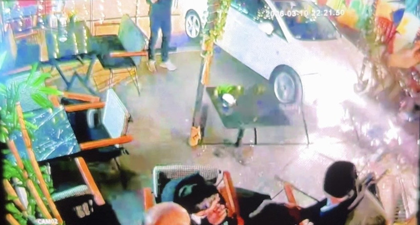 Masada oturanlar ecel terleri d&ouml;kt&uuml;: Saniyelerle kurtuldular: İzmit&rsquo;te dehşet anlar kamaraya yansıdı - Resim : 2