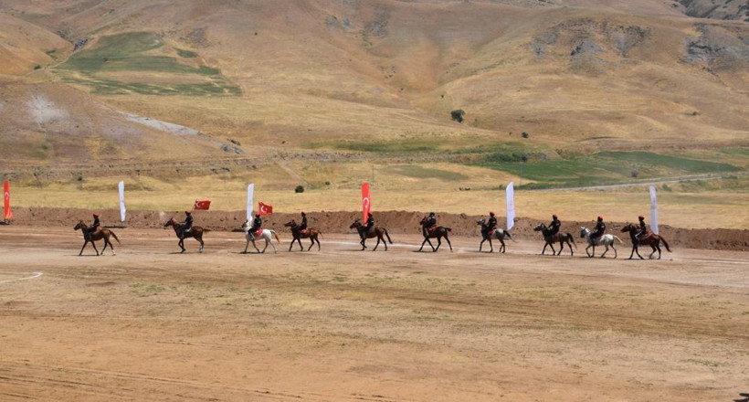 At sırtındaki amansız mücadele nefes kesti: Erciş’te dört nala heyecan - Resim: 3