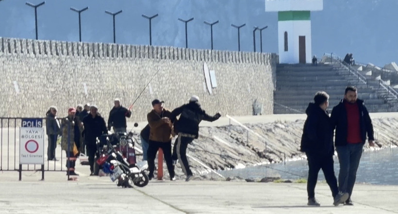 Bu da selam kavgası karakolda bitti: Limanda sopa ve tekmeler havada u&ccedil;uştu - Resim : 2