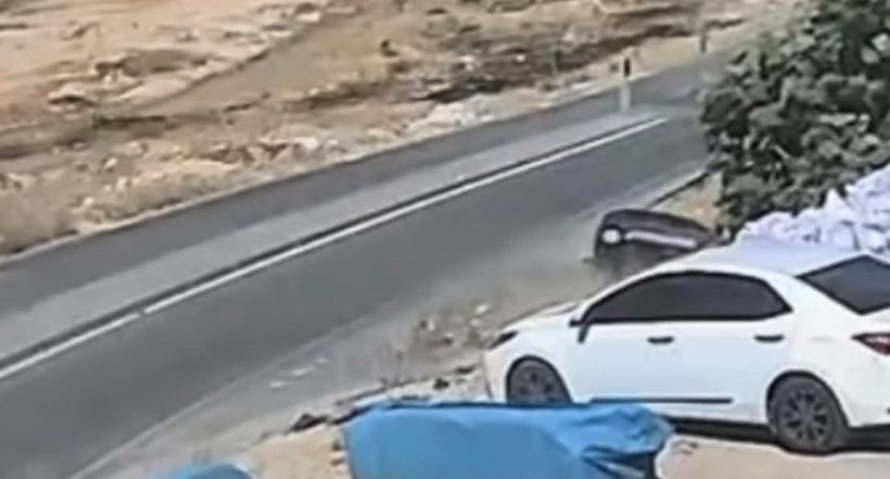 Direksiyon hakimiyetini kaybetti: Araç menfeze uçtu, 3 kişi yaralandı - Resim : 1