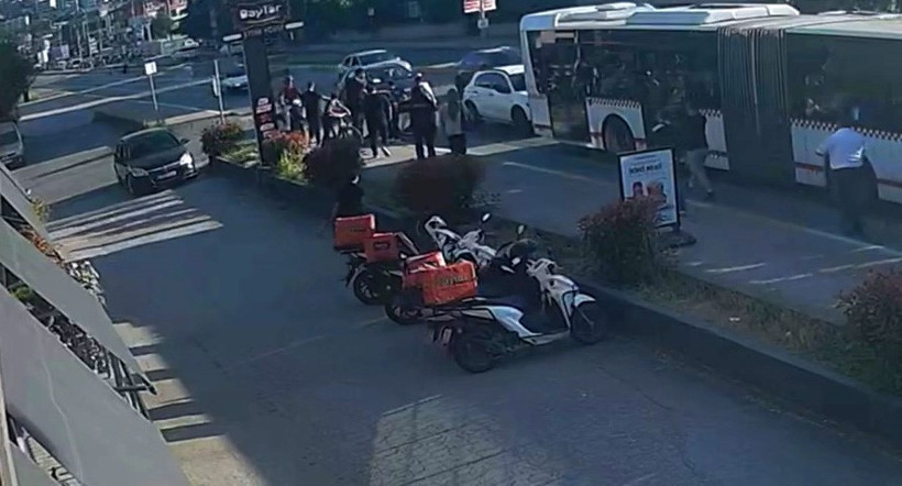 Saniye saniye dehşet: Otobüs şoförü ne yaptıysa engel olamadı - Resim : 2