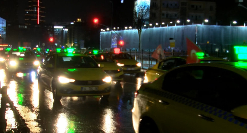 İstanbul’u ay-yıldızla kapladılar: Alçak provokasyona karşı taksiciler sesiz kalmadı - Resim : 3