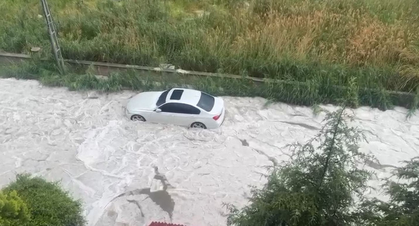 Gök delindi, kent teslim oldu: 30 Santimetrelik dolu tabakası kenti esir aldı - Resim : 4