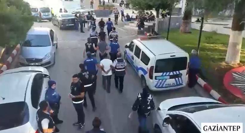 Bakan Gürlek duyurdu… 14 ilde eş zamanlı şafak operasyonunda 382 gözaltı - Resim : 4