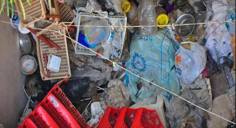 Apartmanda 10 yıllık kabus: Kapılarını bile açamıyorlar - Resim: 6