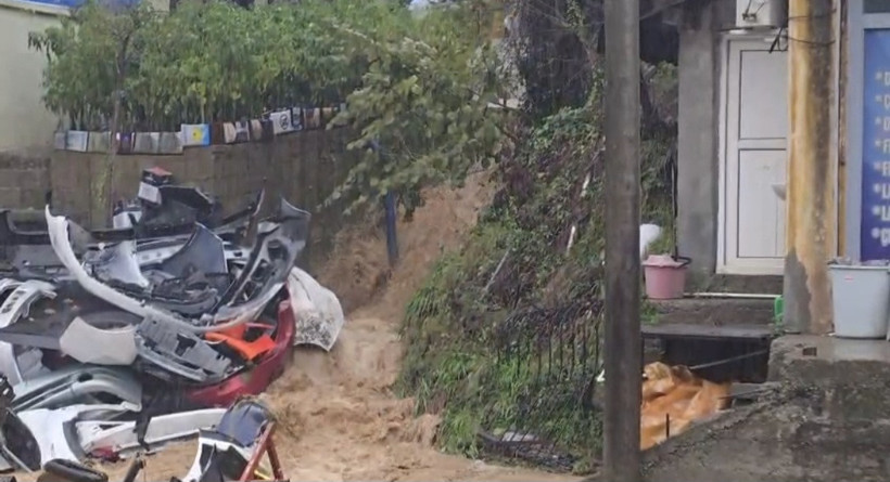 Kenti sel Vurdu: Zonguldak’ta istinat duvarı çöktü: Esnaf zor anlar yaşadı - Resim : 4