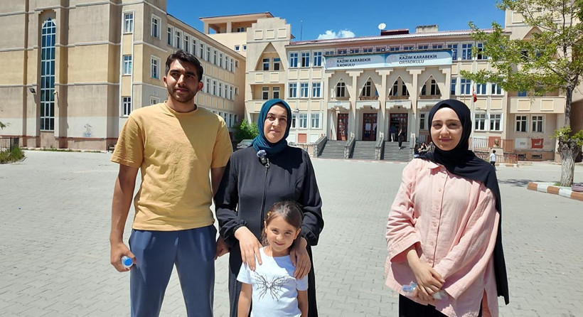 Sınav stresini ailece yendiler: Aynı okulda üç kişilik YKS heyecanı: Anne iki çocuğu ile sınava girdi - Resim : 1