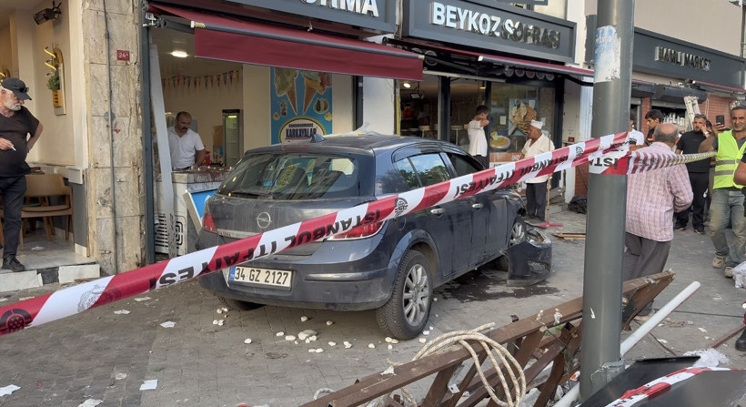İstanbul'da otomobil yayaların arasına daldı: &Ccedil;ok sayıda yaralı var - Resim : 2