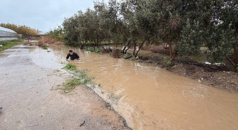 Antalya’da yağmur hayatı felç etti: Cadde ve sokaklar göle döndü - Resim : 2