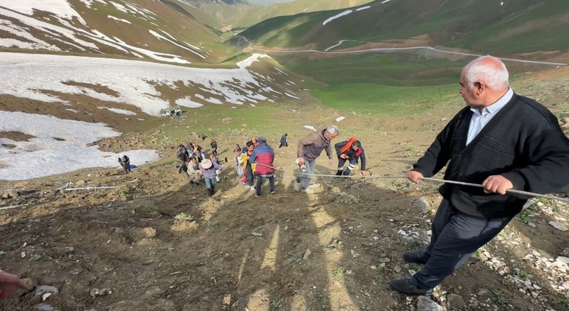 Hakkari'de işçi minibüsü şarampole yuvarlandı: 1 ölü, 7 yaralı - Resim : 1