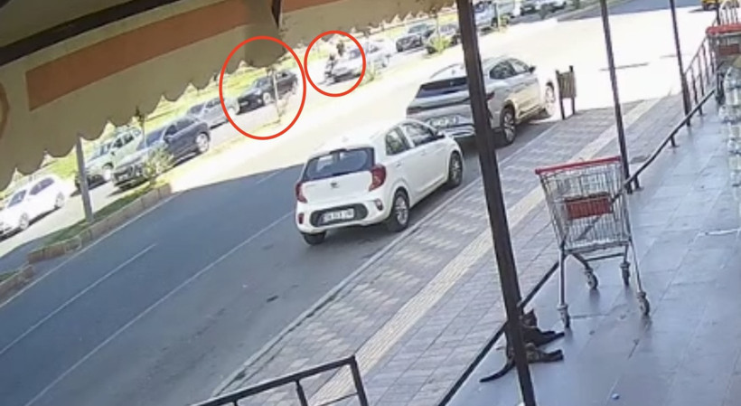 Görünmez kaza kamerada: Önce kapıya çarptı: Sonra kamyonetin altına sürüklendi - Resim : 1