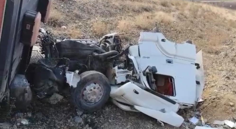 Gaziantep’te kontrolden çıkan tır şarampole uçtu: Sürücü yaralı - Resim : 1