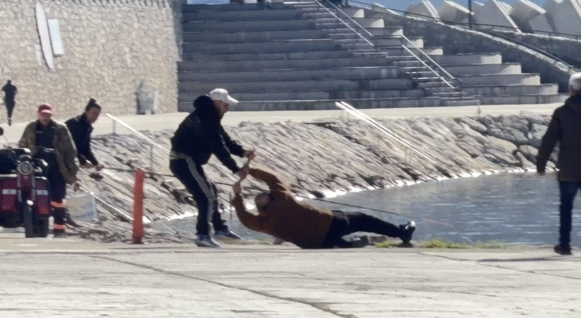 Bu da selam kavgası karakolda bitti: Limanda sopa ve tekmeler havada u&ccedil;uştu - Resim : 4