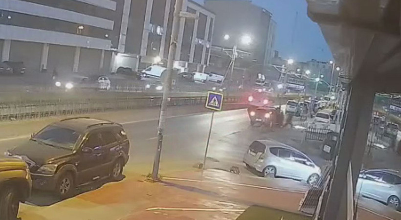 Kaza sonrası arkasına bile bakmadan farklı yönlere kaçtılar: Kamera anbean kaydetti - Resim : 4