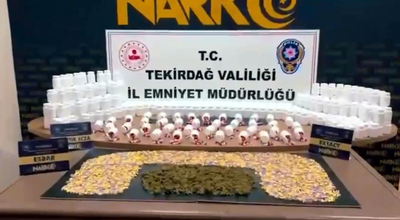 Tekirdağ&rsquo;da sokak satıcılarını planı &ccedil;&ouml;p torbasında bozuldu: &Ccedil;ok sayıda uyuşturucu hap ele ge&ccedil;irildi - Resim : 4