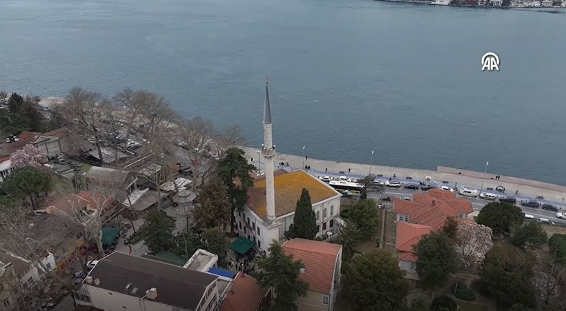 Boğaz kıyısındaki gizemli Selatin Camisi: Ampir üslubuyla yenilenen Emirgan Hamid-i Evvel Camisi - Resim: 1