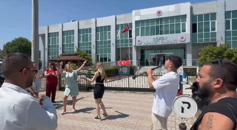 Boşanma kararı gelince bayram başladı: Davul zurna ve lokmalı kutlama - Resim : 3