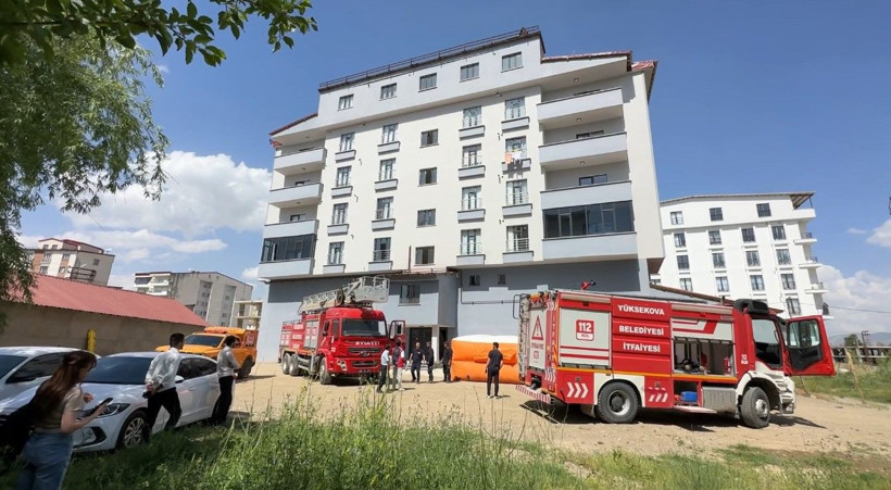 Elinde bıçakla çatıya çıktı, ekipleri alarma geçirdi - Resim: 4