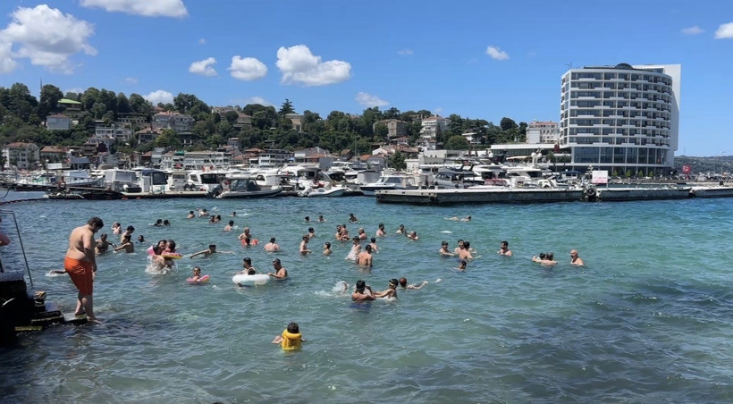 İstanbul Boğazı'nda korku dolu dakikalar: Teknenin altında baygın halde buldular - Resim : 3