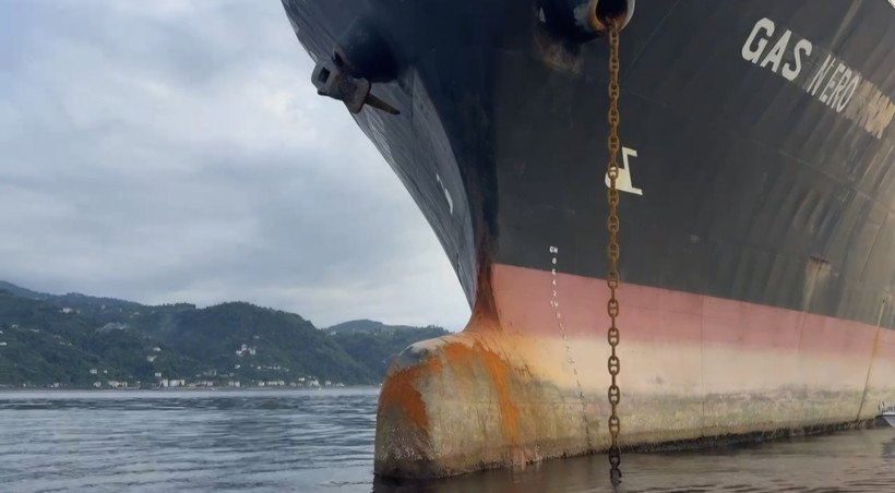 Alev alev yanan dev tanker Trabzon’a sığındı: Onarım sırası bekliyor - Resim : 1