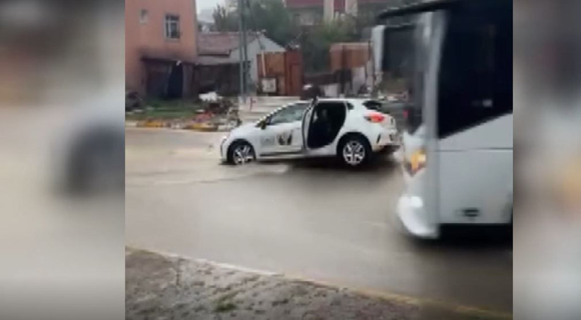 Çöken yolda flaş hareket: Sürücü ve yolcudan ilginç önlem - Resim: 2