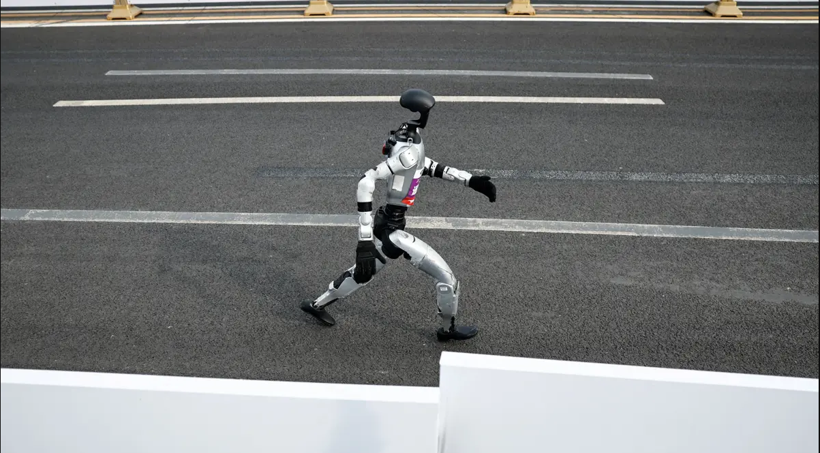 İnsansı robot dünya rekoru kırdı: Dünyanın en iyi atletine 7 dakika fark attı - Resim: 9