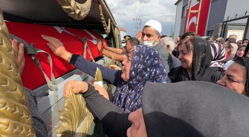 Baba evinde helallik alındı: Şehit Bülent son yolculuğuna uğurlandı - Resim: 5