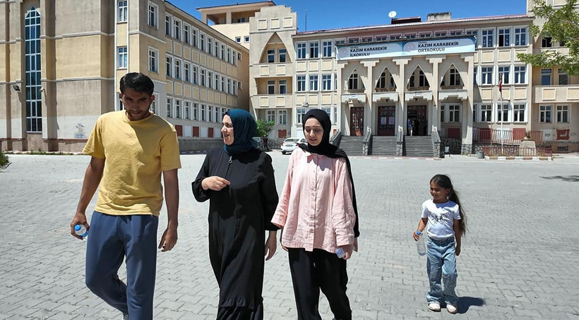 Sınav stresini ailece yendiler: Aynı okulda üç kişilik YKS heyecanı: Anne iki çocuğu ile sınava girdi - Resim : 2