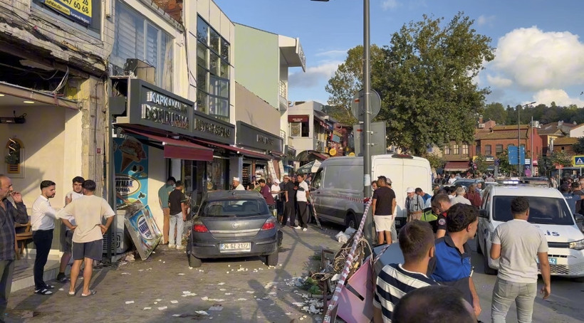 İstanbul'da otomobil yayaların arasına daldı: &Ccedil;ok sayıda yaralı var - Resim : 3