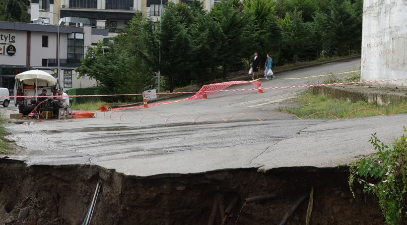 Saniyelerle gelen kurtuluş: Yol dere yatağına çöktü: Yer Karadeniz - Resim: 1