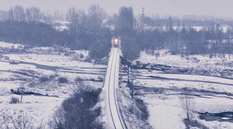 Doğu Ekspresi beyaza g&ouml;m&uuml;ld&uuml;: Karlar i&ccedil;inde s&uuml;z&uuml;len raylı r&uuml;ya - Resim : 1