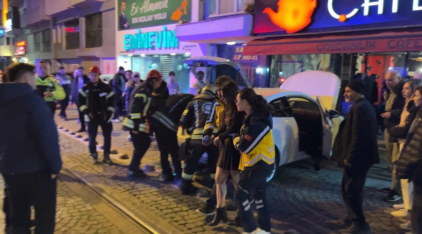 Masada oturanlar ecel terleri d&ouml;kt&uuml;: Saniyelerle kurtuldular: İzmit&rsquo;te dehşet anlar kamaraya yansıdı - Resim : 3