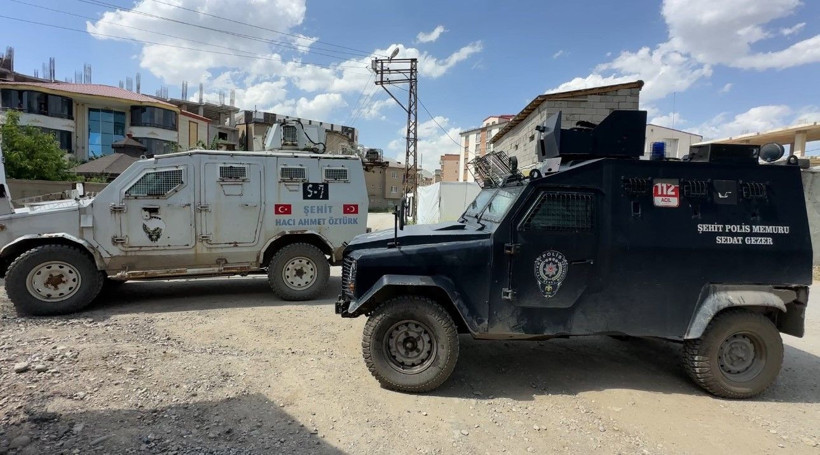 Elinde bıçakla çatıya çıktı, ekipleri alarma geçirdi - Resim: 8