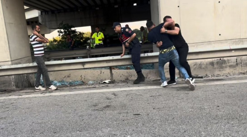 TIR beton bloğa ok gibi saplandı: Bariyerler bile durduramadı - Resim : 2