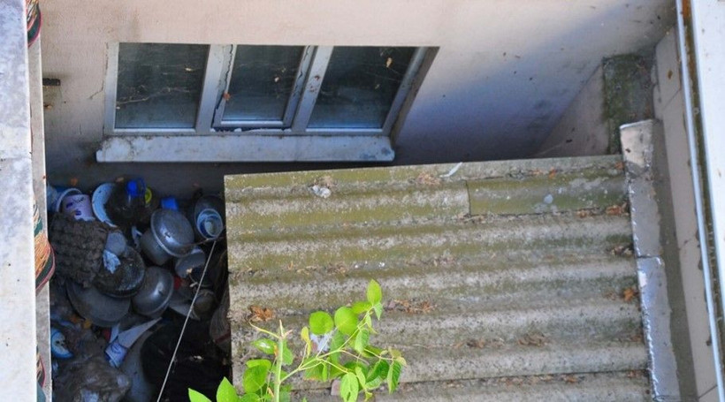 Apartmanda 10 yıllık kabus: Kapılarını bile açamıyorlar - Resim: 5