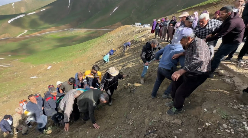 Hakkari'de işçi minibüsü şarampole yuvarlandı: 1 ölü, 7 yaralı - Resim : 2