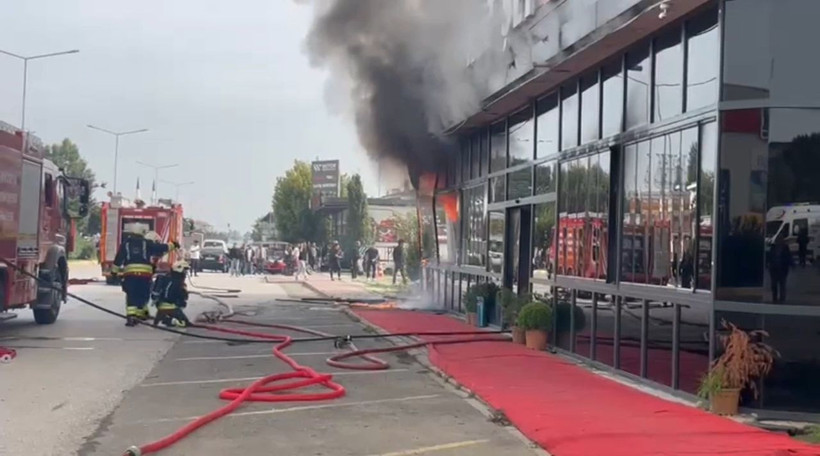 Dumanlar tüm şehirden göründü: Ünlü bulvardaki restoran alevlere teslim oldu - Resim: 4