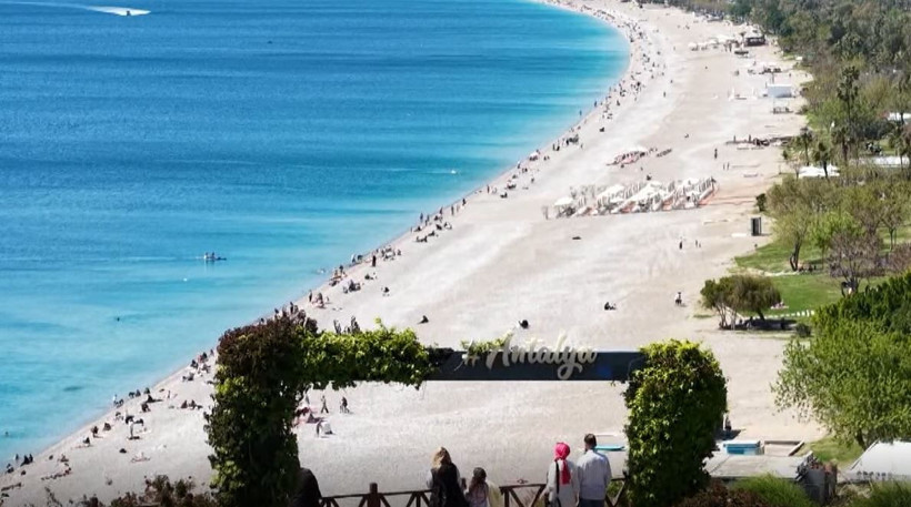 Antalya’da yaz erken geldi: Sahilde adım atacak yer kalmadı - Resim: 12