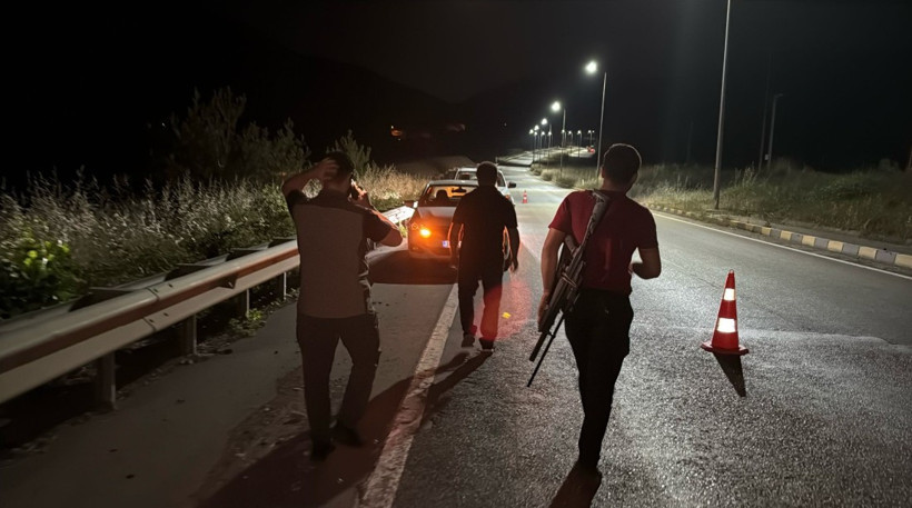 Otomobil çarptı, iğne isabet etti: Yine de teslim olmadı: Bozayı çılgına döndü - Resim : 3