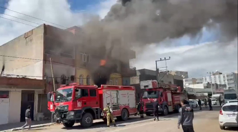 İki katlı bina alevlere teslim oldu: Mardin’deki yangında dehşet anları - Resim : 1