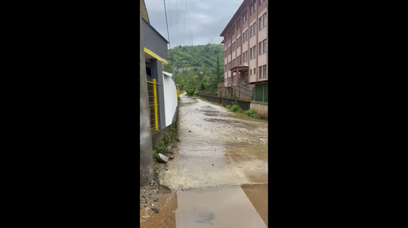 Rize’de sağanak faciası: Çay fabrikası ve inşaatı su bastı - Resim : 1