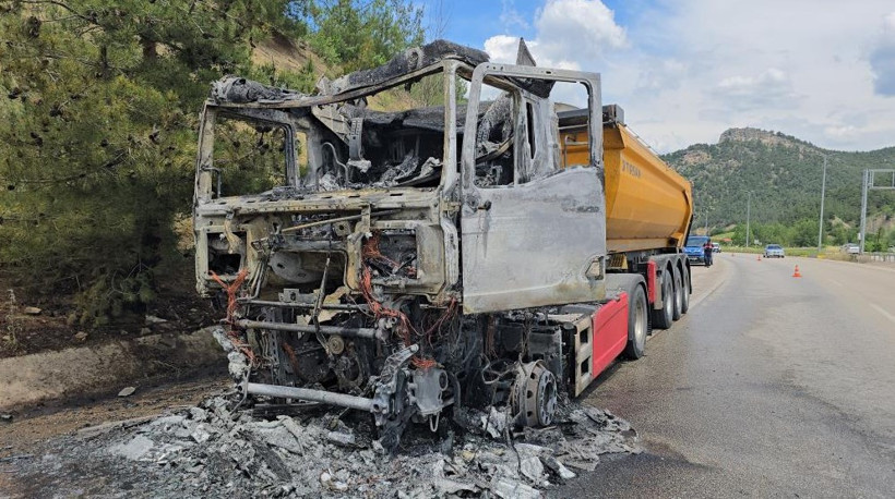 Seyir halindeki tır alev topuna döndü: Sürücü son anda kurtuldu - Resim : 3