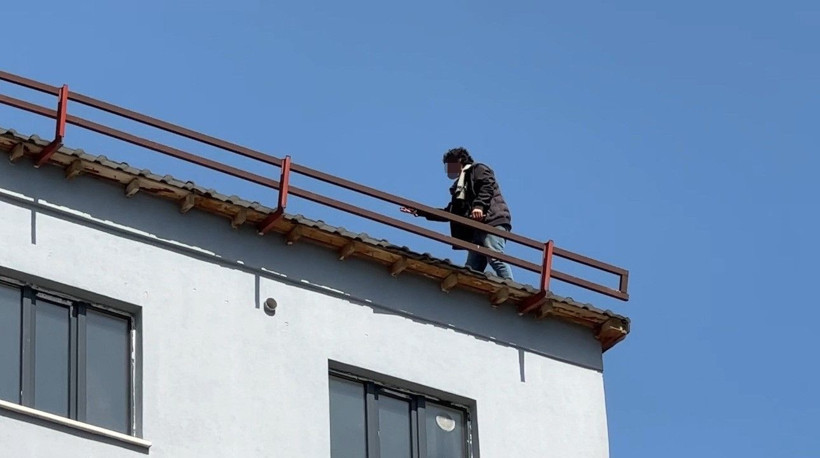 Elinde bıçakla çatıya çıktı, ekipleri alarma geçirdi - Resim: 7