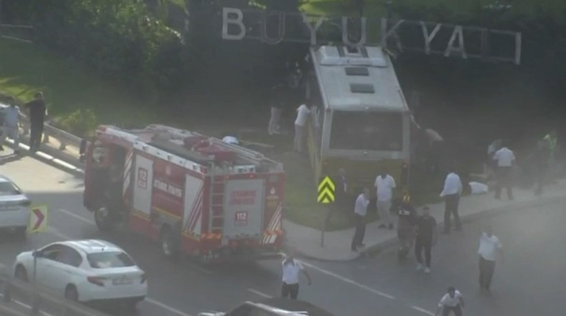 İstanbul’da İETT Otobüsü bahçe duvarına çarptı: Çok sayıda yaralı var - Resim : 1