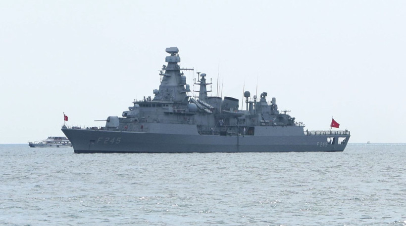 15 gemi İstanbul Boğazı’nda kortej yaptı: TCG Oruçreis Dolmabahçe’de ziyarete açıldı - Resim: 1