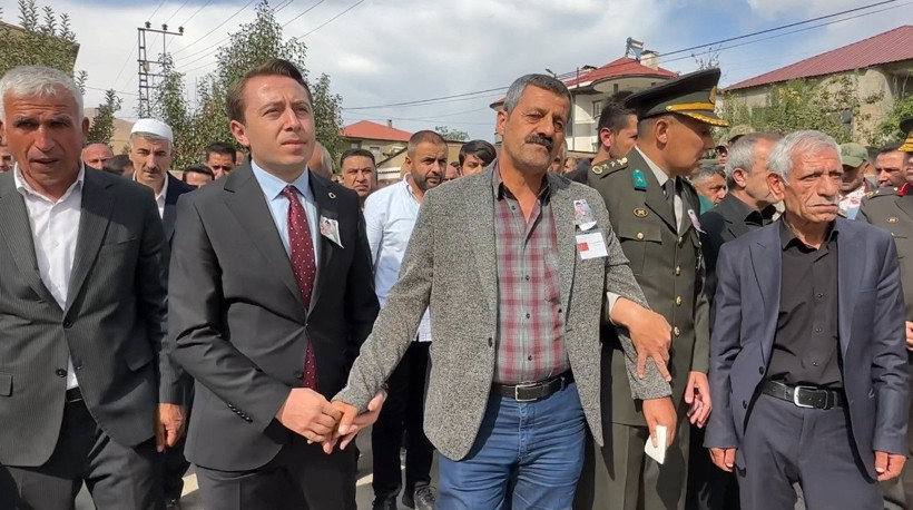 Baba evinde helallik alındı: Şehit Bülent son yolculuğuna uğurlandı - Resim: 8