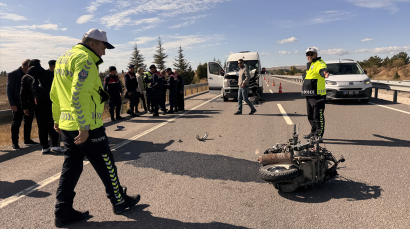 Kütahya’da minibüs ile motosiklet çarpıştı: 23 yaşındaki sürücü öldü - Resim : 1