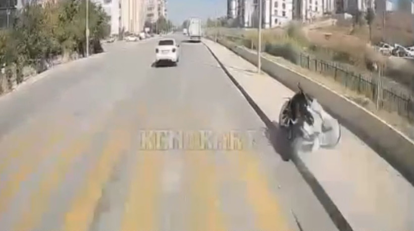 Edirne'de motosiklet kontrolden çıkarak direğe çarptı: O anlar kamerada - Resim : 1