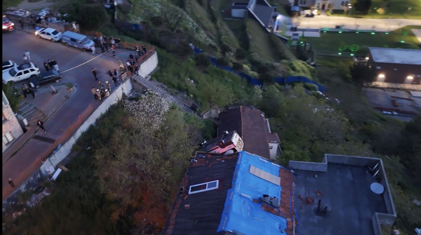 Okul servisi evin çatısına düştü: Takla atıp çatıya saplandı: Kağıthane’de korkunç kaza - Resim: 8